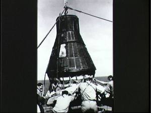 La recin llegada cpsula es subida a bordo (Foto: NASA)