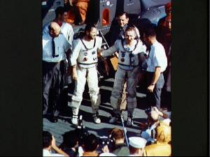 Lovell y Borman, en la cubierta del barco de rescate (Foto: NASA)