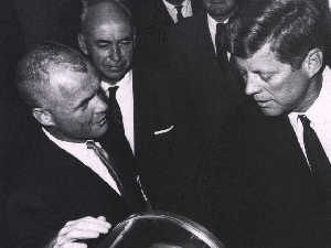 Glenn explica a Kennedy diversos detalles de su vuelo espacial (Foto: NASA)